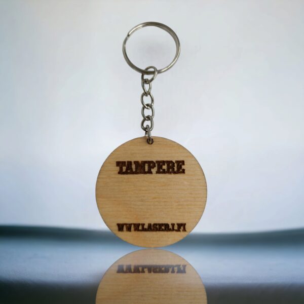 Pyöreä avaimenperä Tampereesta joka on valmistettu Suomessa koivuvanerista