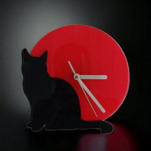 Pyöreä kissa kello punaisella taustalla