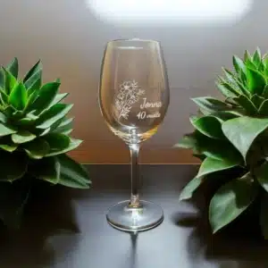 Viinilasi omalla kaiverruksella