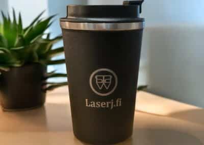 Termosmuki musta logolla