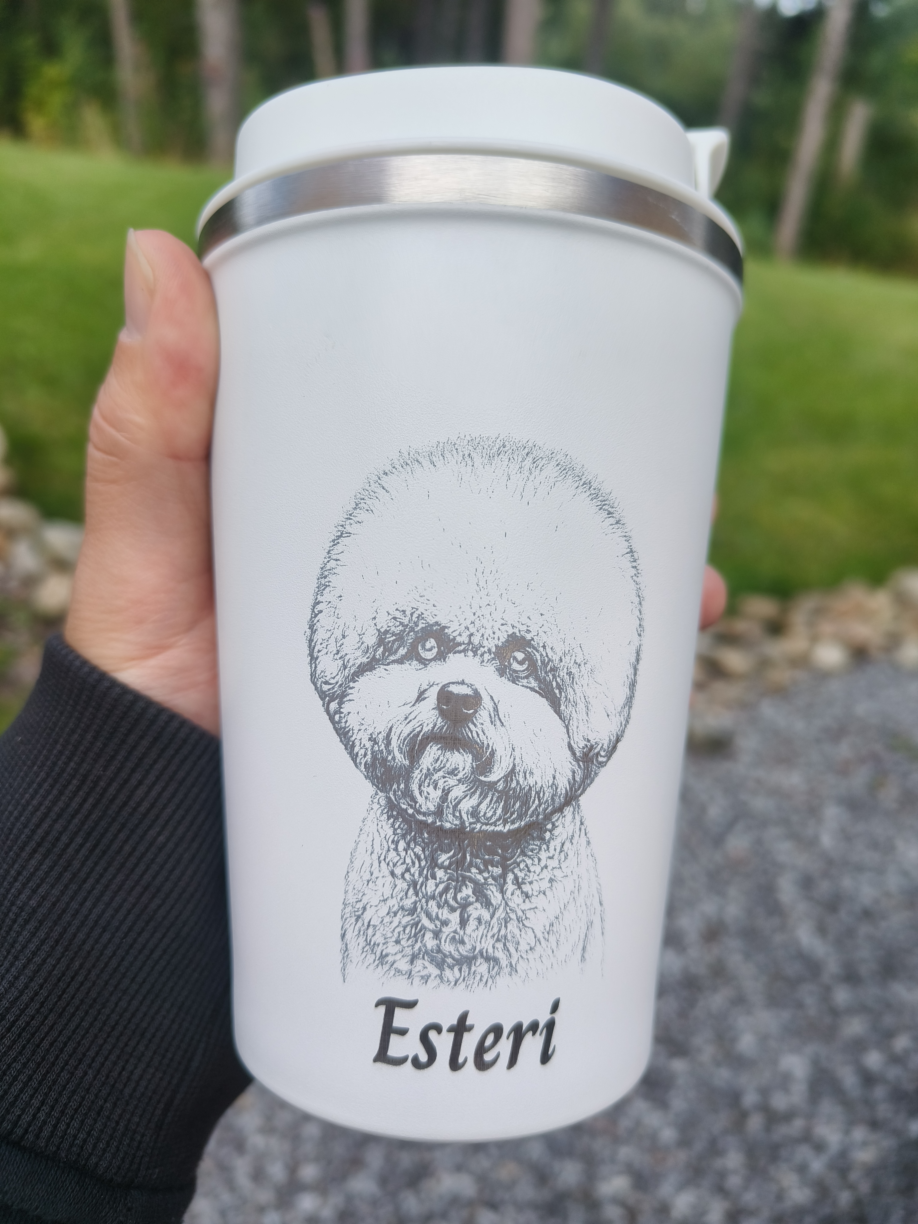 Valkoinen termosmuki kaiverruksella lemmikin kuvasta – Esteri